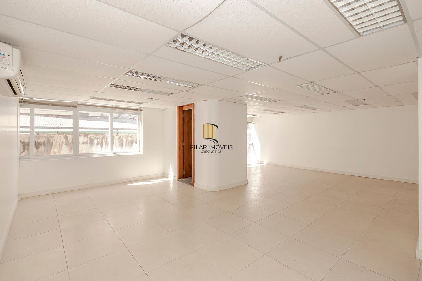 Conjunto Comercial, meio andar inteiro com várias salas e salão!