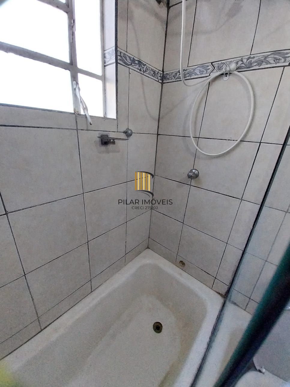 Oportunidade apartamento 2 dormitórios, com sacada em um deles e área de serviço. Centro Histórico P. Alegre.