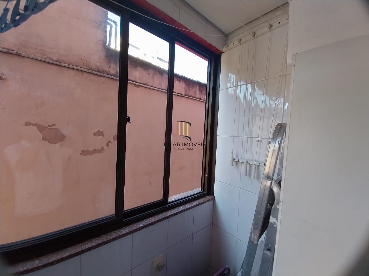 Excelente apartamento, BOX duplo, Cidade Baixa, 3D, 1 suite, semimobiliado, sala de jantar e 2 salas de estar, lareira e churrasqueira. 2 banheiros.