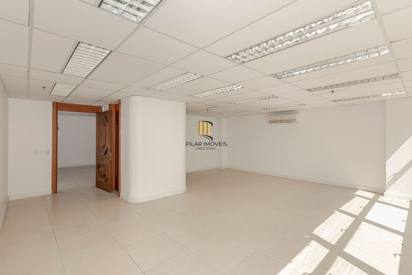 Conjunto Comercial, meio andar inteiro com várias salas e salão!