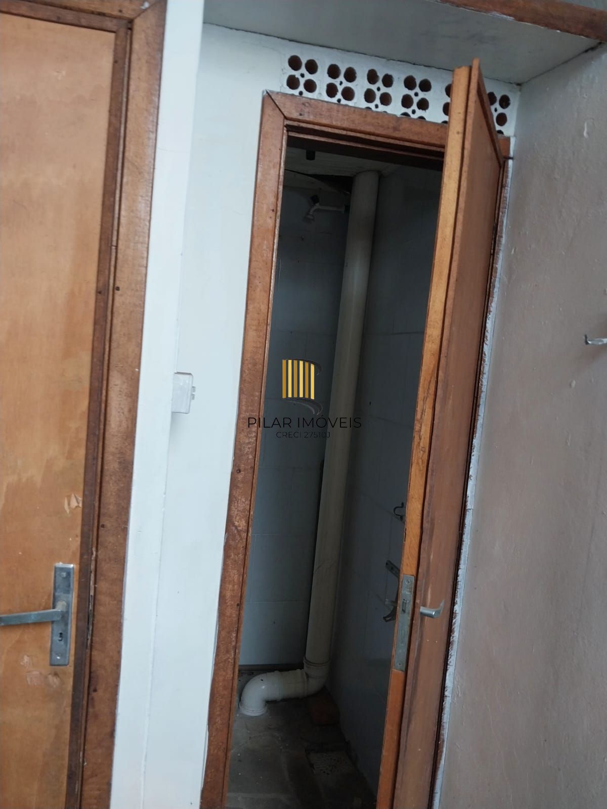 Prédio na Duque de Caxias, desocupado espaço amplo. Preço atrativo.