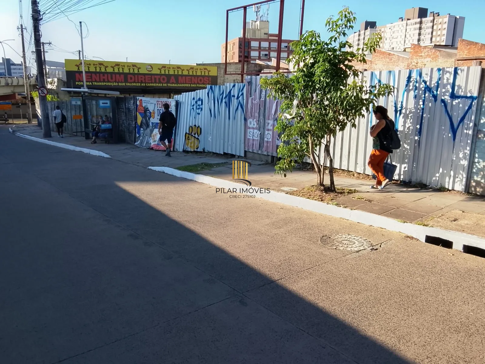 4 Terrenos residencial ou comercial, com tapume na frente, desinpedido sem muros intermediários total de 1.126,81 m²