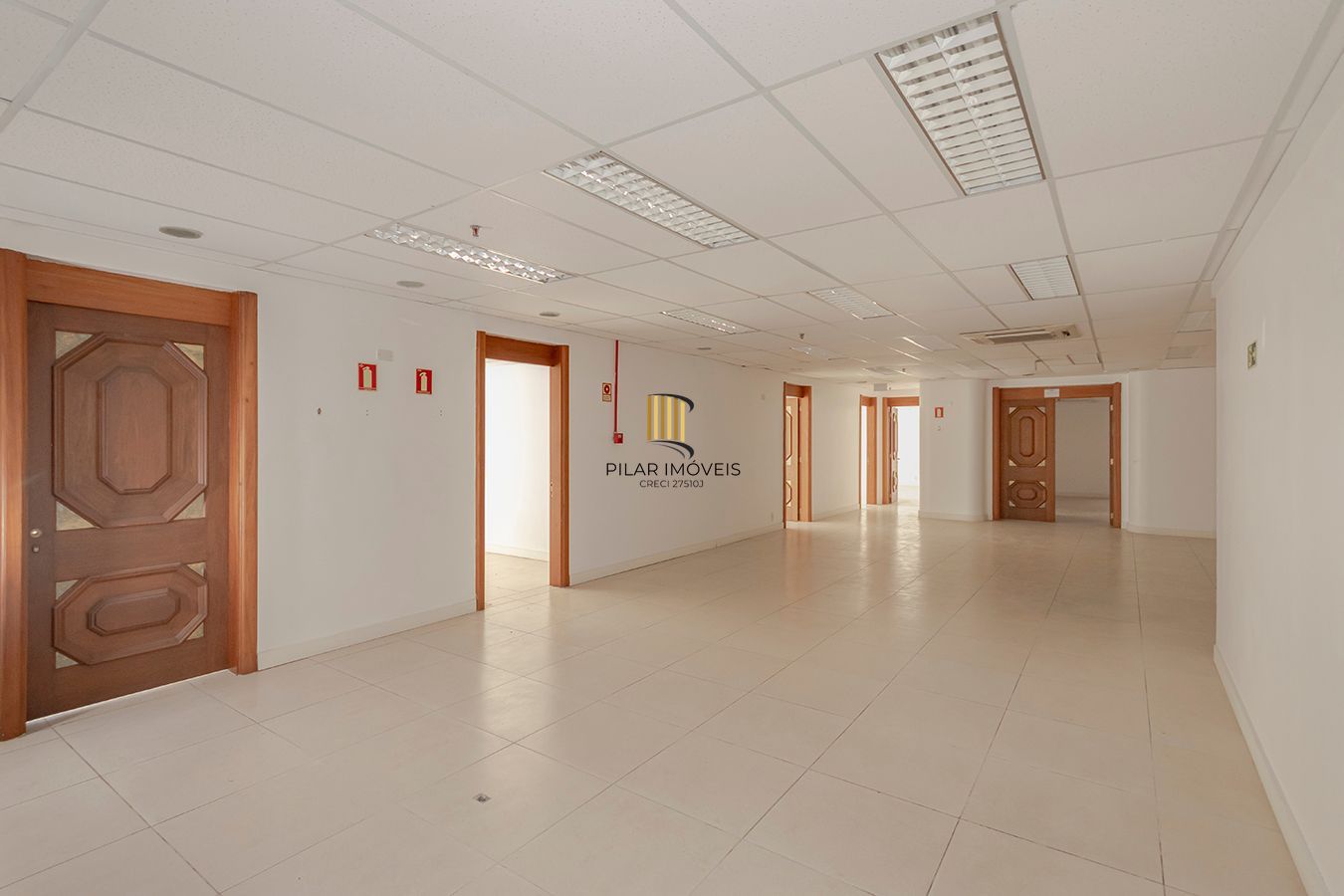 Conjunto Comercial, meio andar inteiro com várias salas e salão!