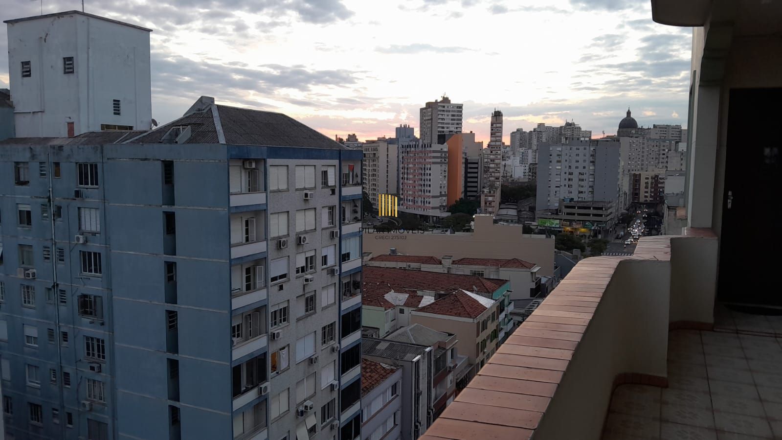 Excelente e amplo apartamento 2D desocupado na Cidade Baixa, Porto Alegre, Preço Atrativo.