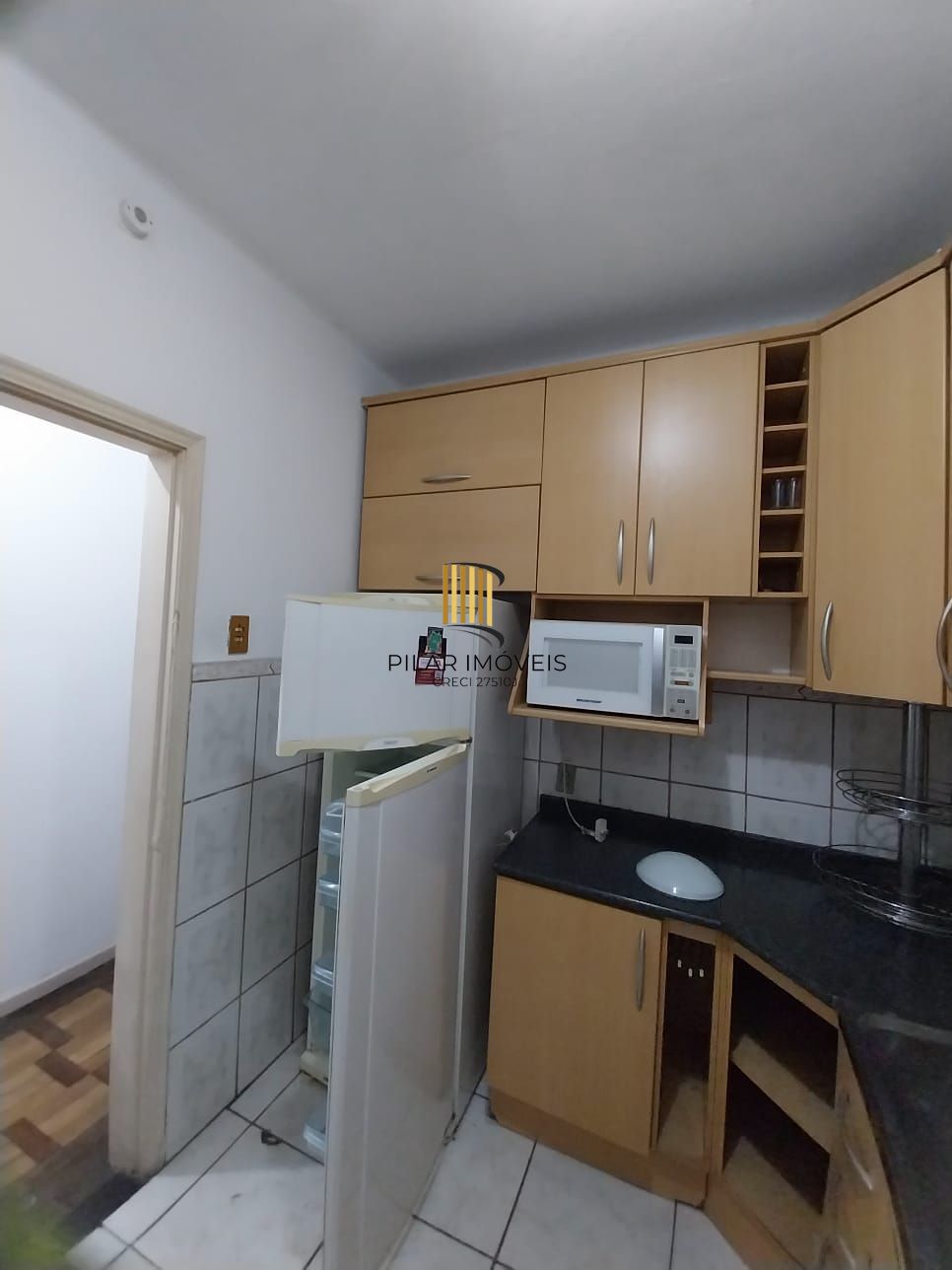 Oportunidade apartamento 2 dormitórios, com sacada em um deles e área de serviço. Centro Histórico P. Alegre.