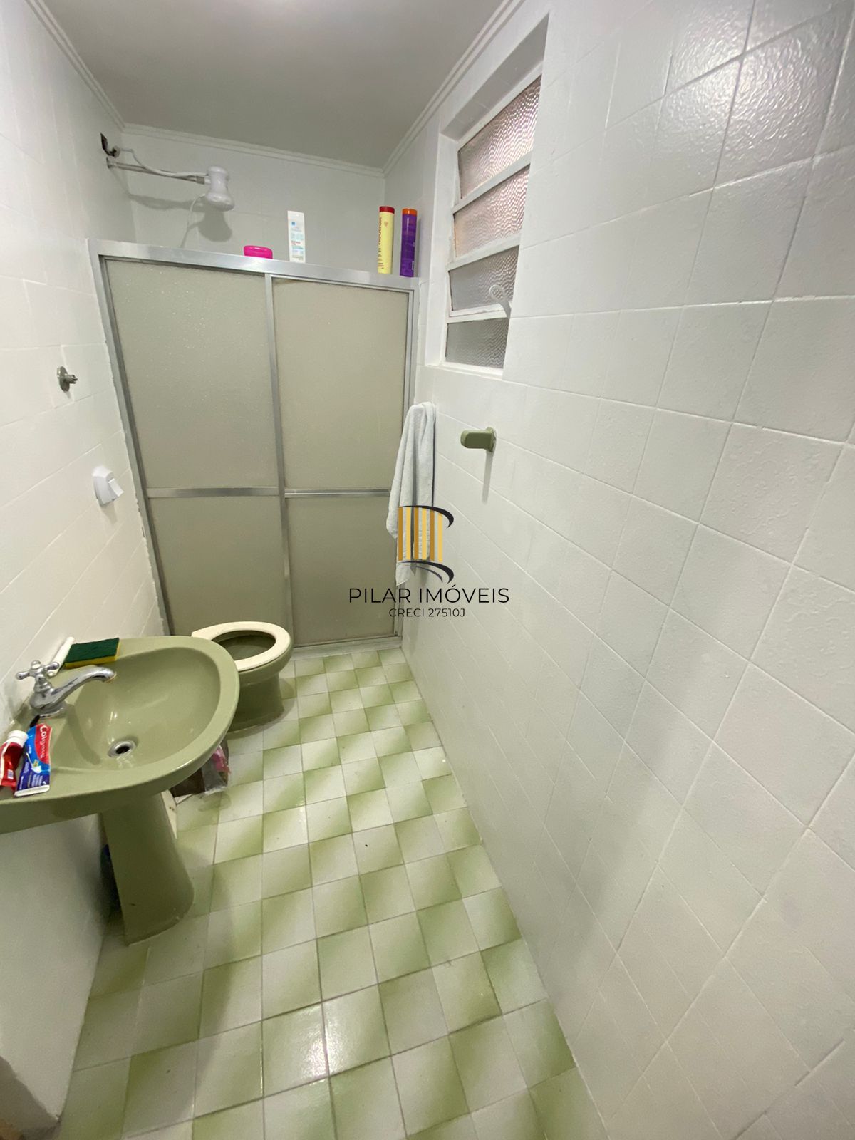 Apartamento térreo, com pátio na Rua Chile Bairro Jardim Botânico,ótimo local