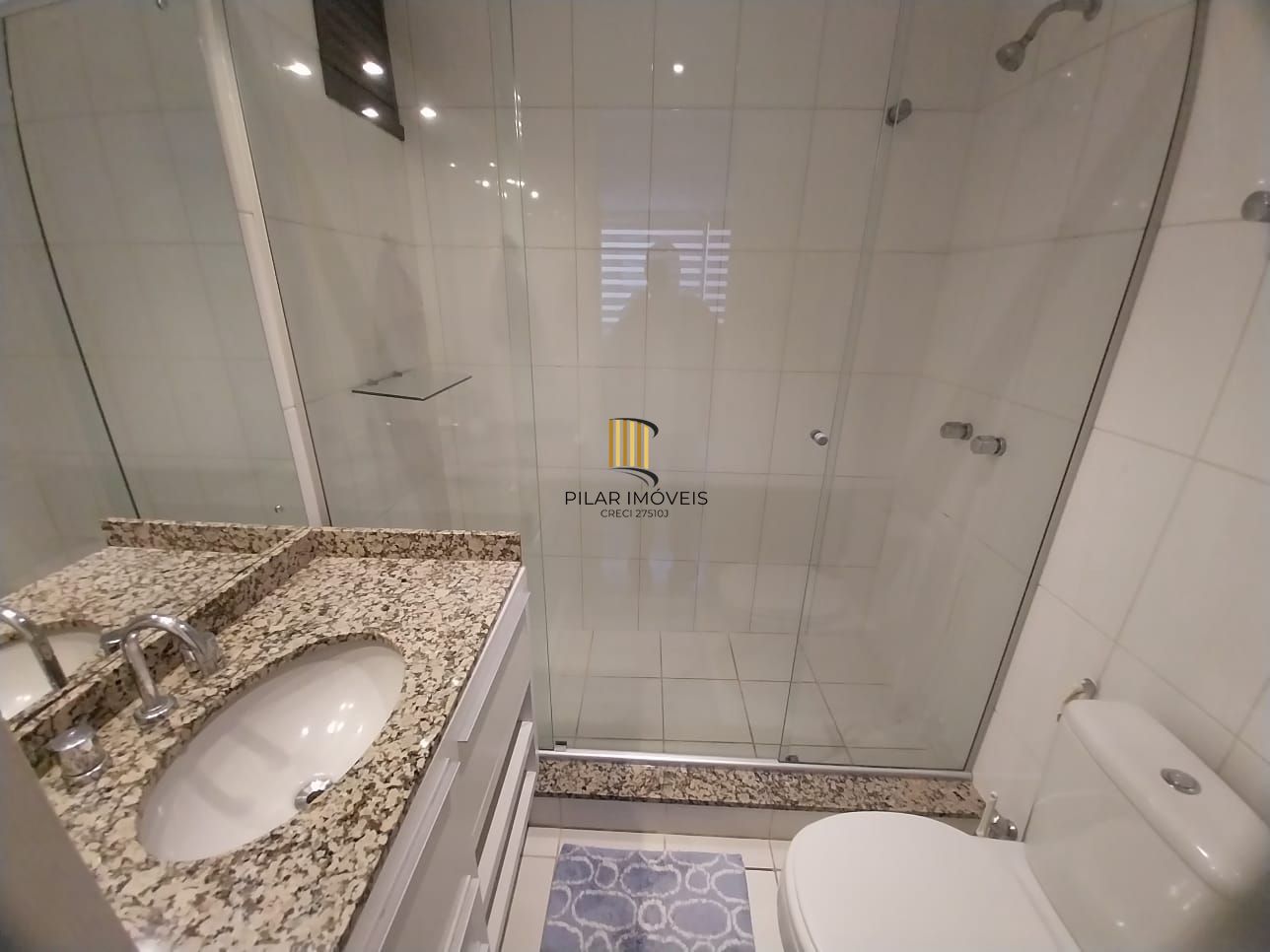 Excelente apartamento, BOX duplo, Cidade Baixa, 3D, 1 suite, semimobiliado, sala de jantar e 2 salas de estar, lareira e churrasqueira. 2 banheiros.