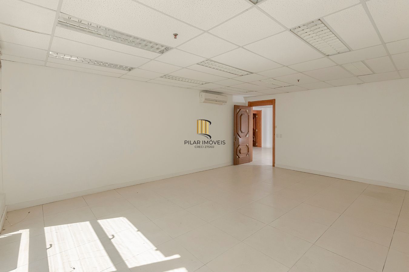 Conjunto Comercial, meio andar inteiro com várias salas e salão!