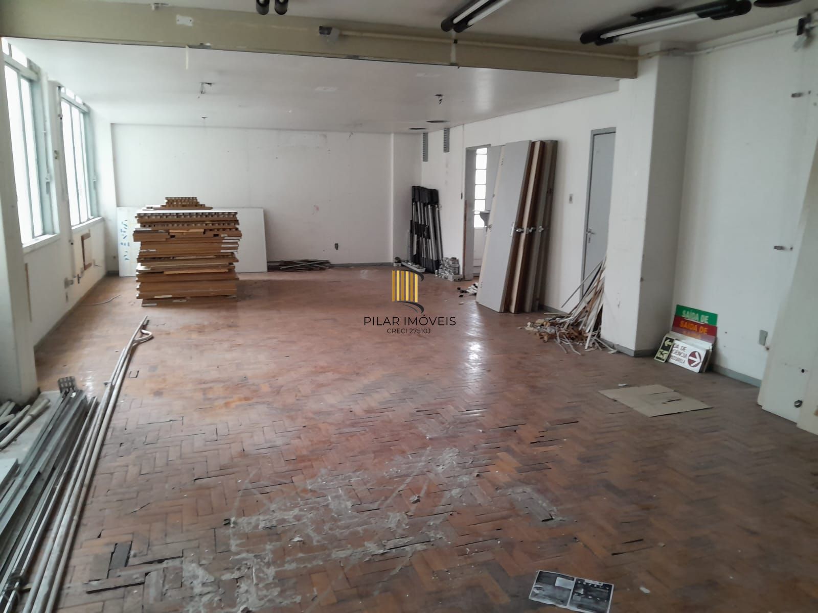 Salas com  meio andar,para empresas ou órgãos públicos com 262,41m2 ,Centro