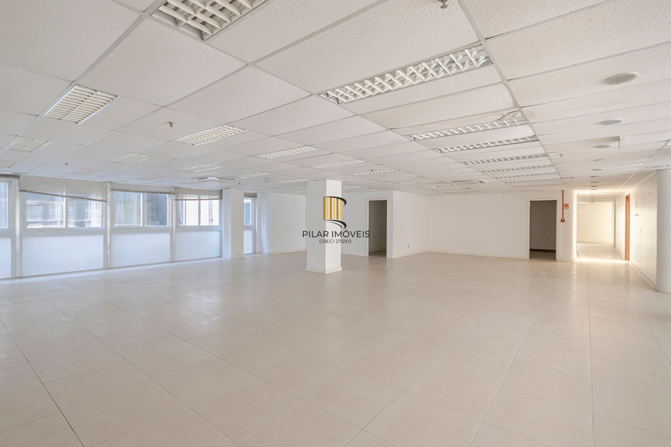 Conjunto Comercial, meio andar inteiro com várias salas e salão!