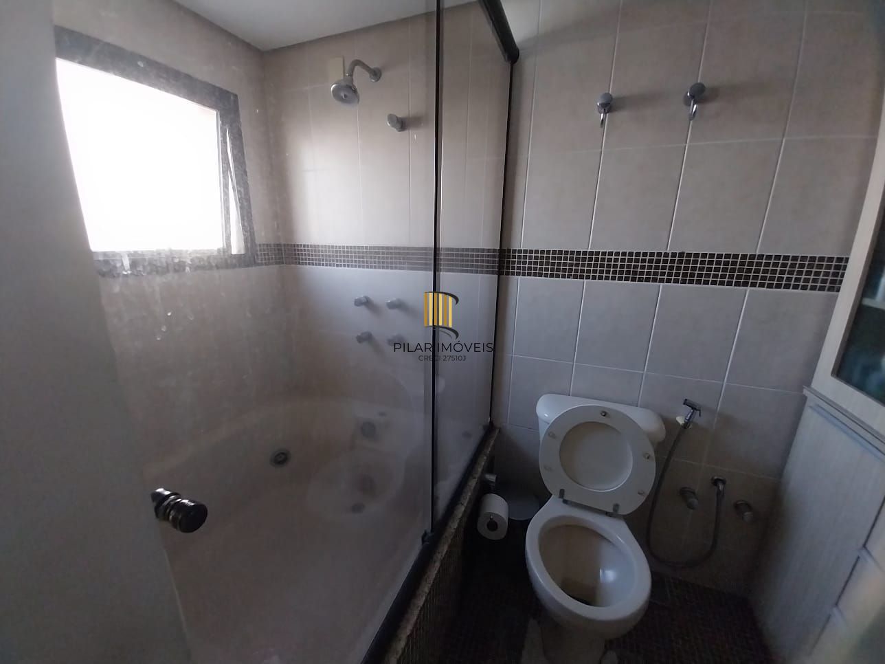 Excelente apartamento, BOX duplo, Cidade Baixa, 3D, 1 suite, semimobiliado, sala de jantar e 2 salas de estar, lareira e churrasqueira. 2 banheiros.
