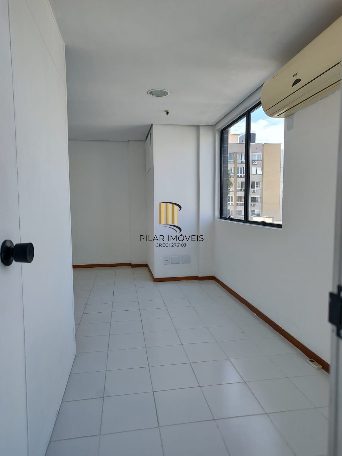 Salão comercial no bairro Menino Deus