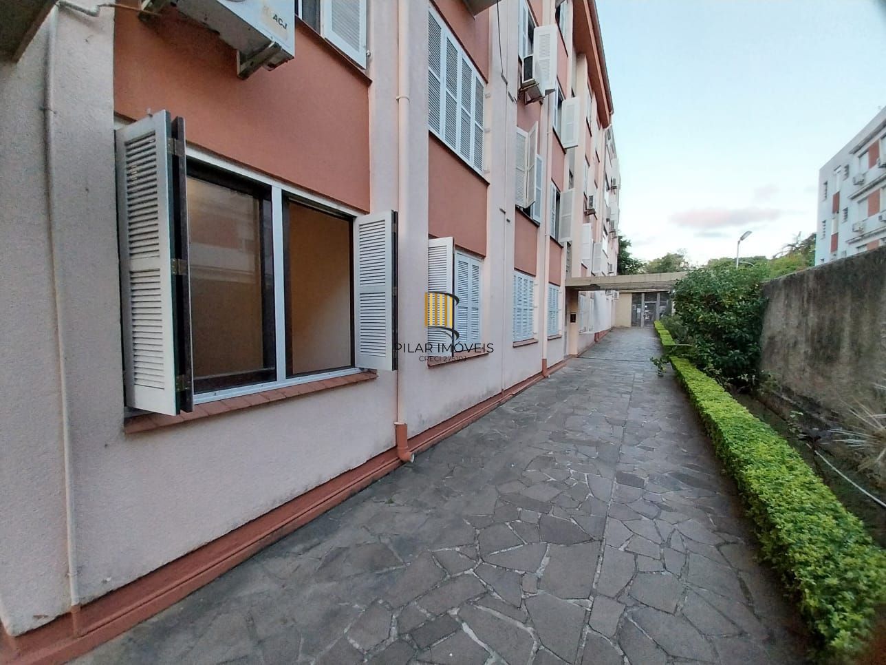 Apartamento térreo, 2 dormitórios. 2 banheiros, demais peças, Menino Deus