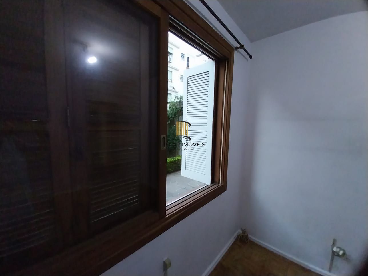 Apartamento térreo, 2 dormitórios. 2 banheiros, demais peças, Menino Deus