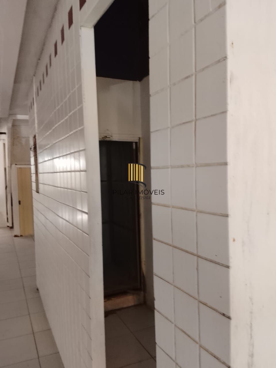 Prédio na Duque de Caxias, desocupado espaço amplo. Preço atrativo.