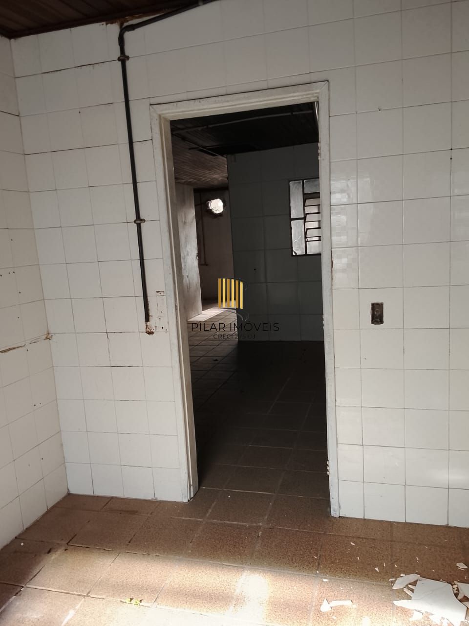 Prédio na Duque de Caxias, desocupado espaço amplo. Preço atrativo.