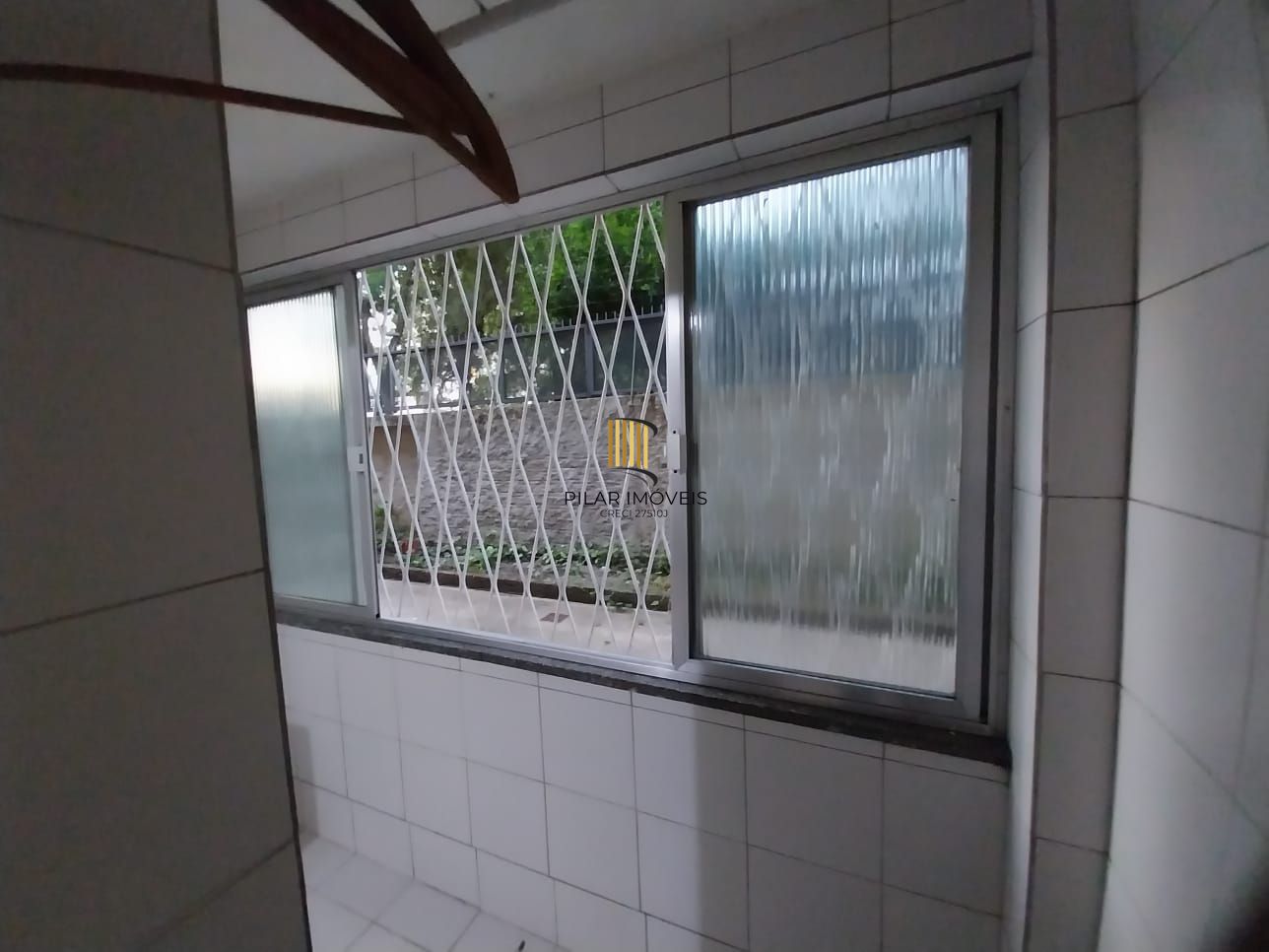 Apartamento térreo, 2 dormitórios. 2 banheiros, demais peças, Menino Deus
