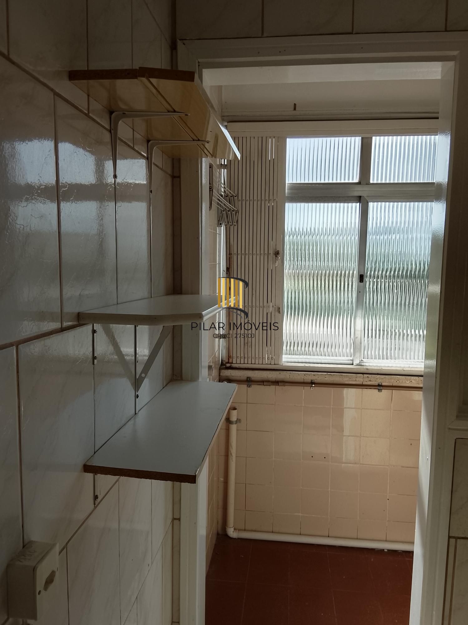 Ótimo apartamento 1D, desocupado na Medianeira, preço atrativo.