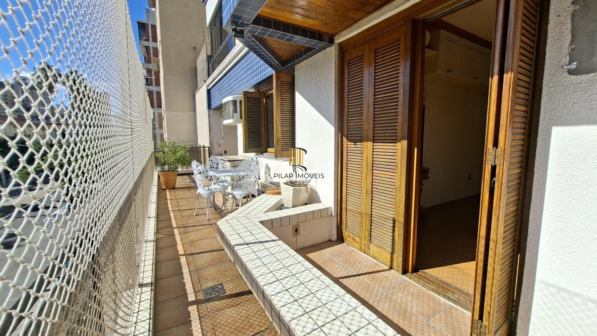 Apartamento com sacada e suite