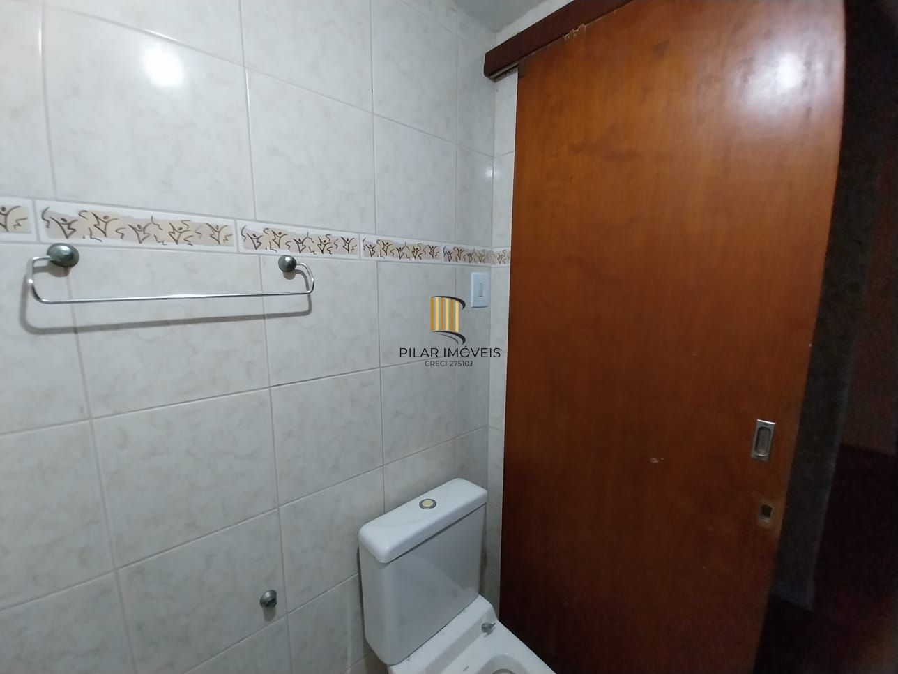 Apartamento térreo, 2 dormitórios. 2 banheiros, demais peças, Menino Deus