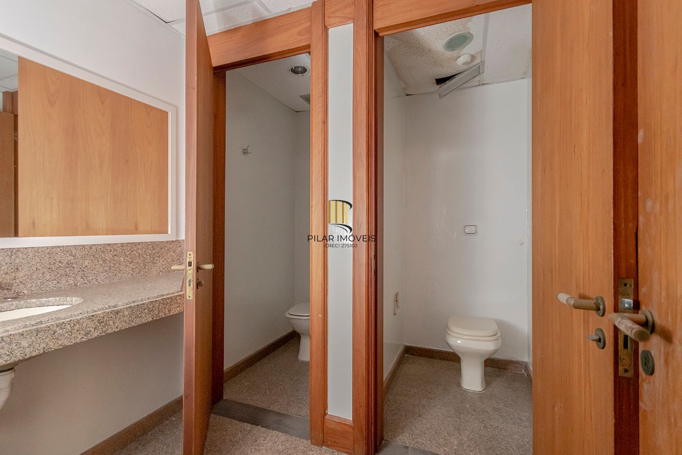 Conjunto Comercial, meio andar inteiro com várias salas e salão!