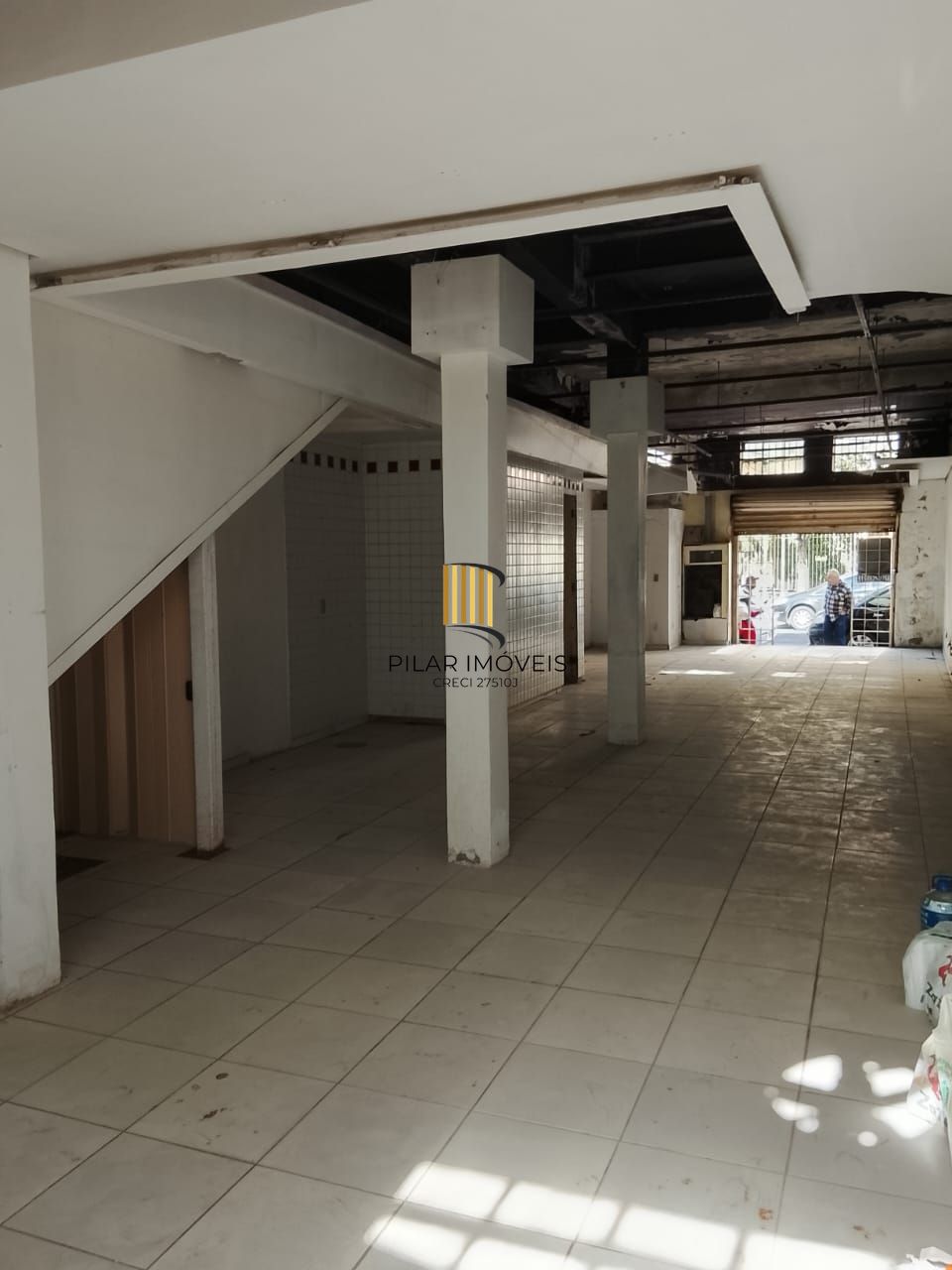 Prédio na Duque de Caxias, desocupado espaço amplo. Preço atrativo.