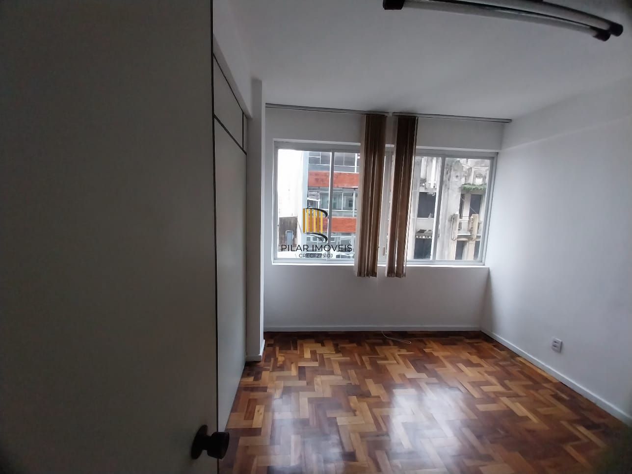 Oportunidade Sala Comercial Centro Frente andar Alto, Preço ATRATIVO.