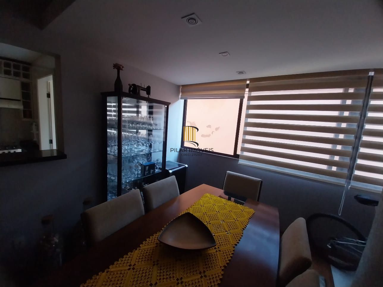 Excelente apartamento, BOX duplo, Cidade Baixa, 3D, 1 suite, semimobiliado, sala de jantar e 2 salas de estar, lareira e churrasqueira. 2 banheiros.