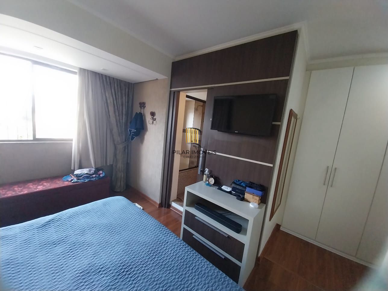 Excelente apartamento, BOX duplo, Cidade Baixa, 3D, 1 suite, semimobiliado, sala de jantar e 2 salas de estar, lareira e churrasqueira. 2 banheiros.