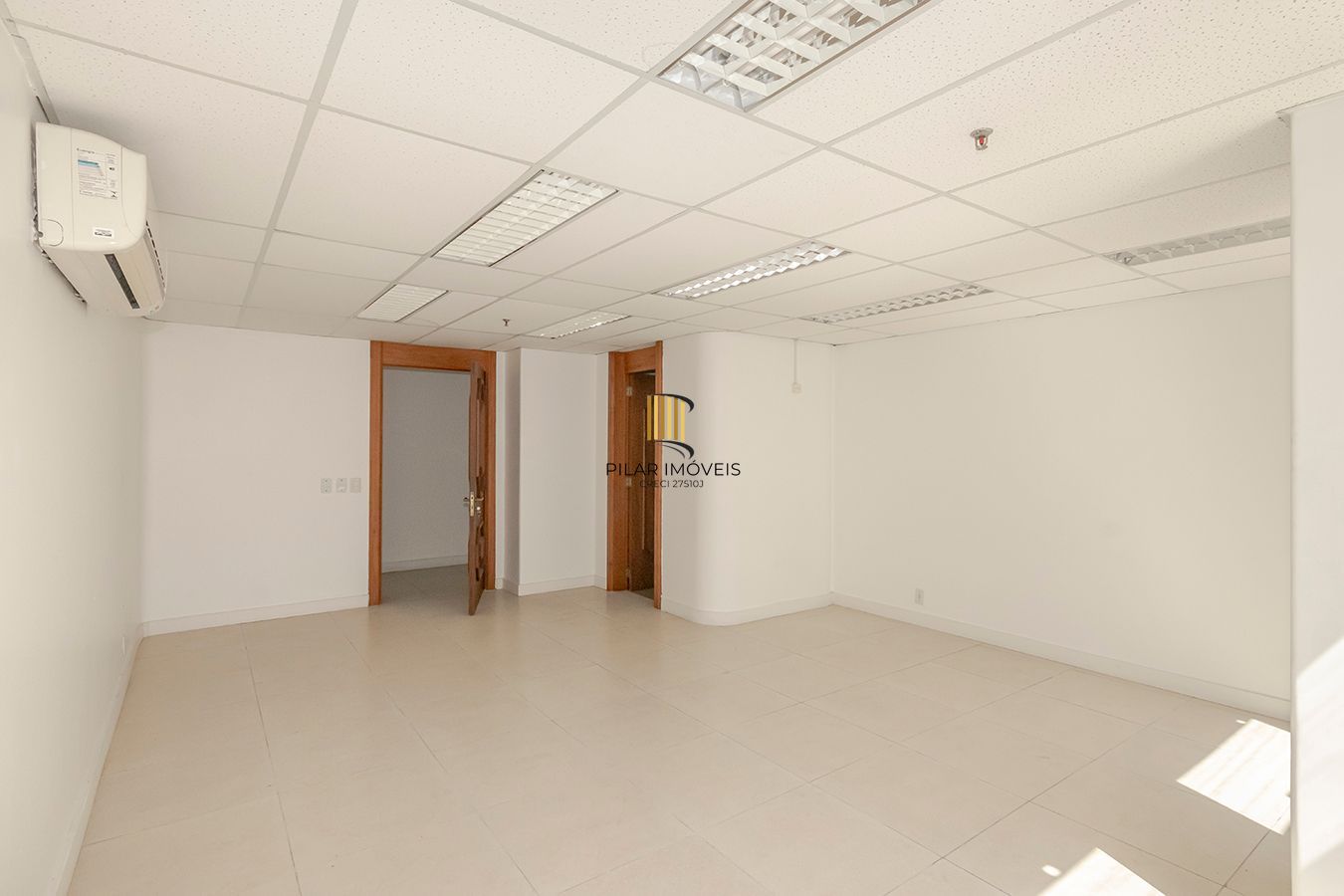Conjunto Comercial, meio andar inteiro com várias salas e salão!