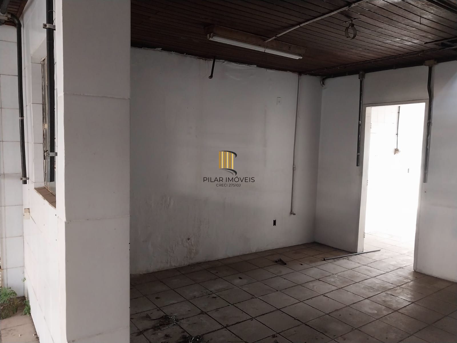 Prédio na Duque de Caxias, desocupado espaço amplo. Preço atrativo.