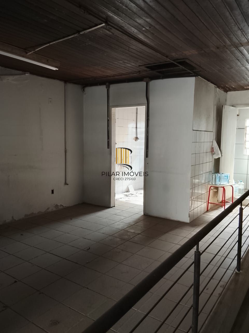 Prédio na Duque de Caxias, desocupado espaço amplo. Preço atrativo.
