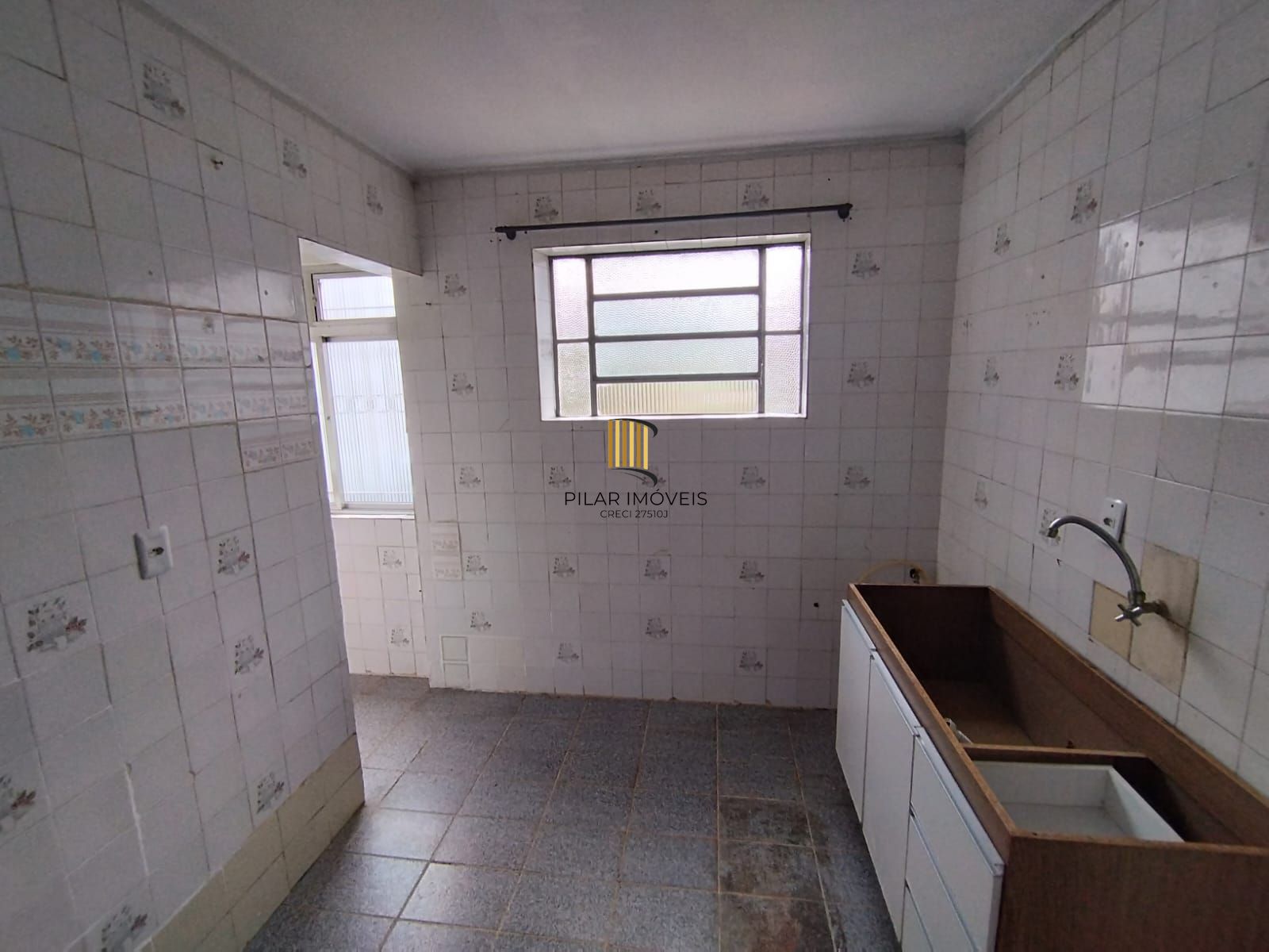Apartamento 3D Reformado, com Box escriturado, coberto e fechado.