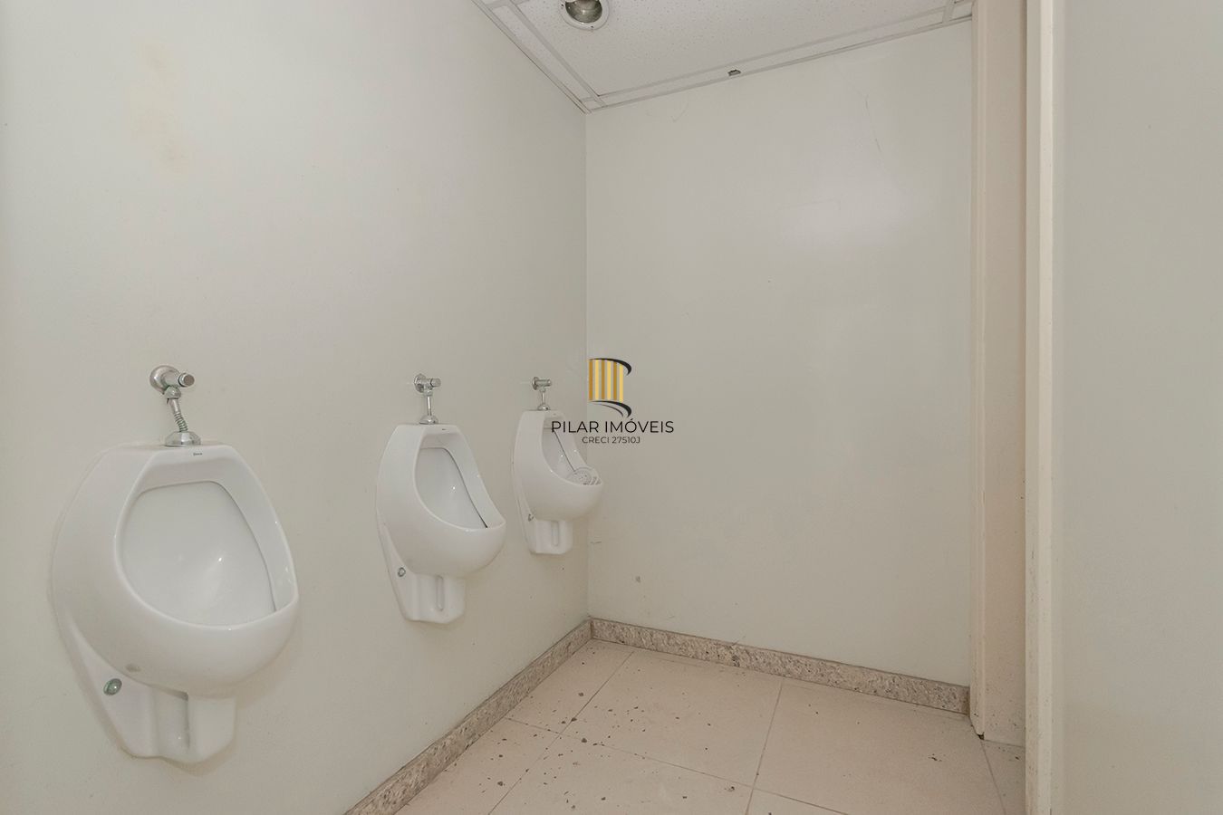 Conjunto Comercial, meio andar inteiro com várias salas e salão!
