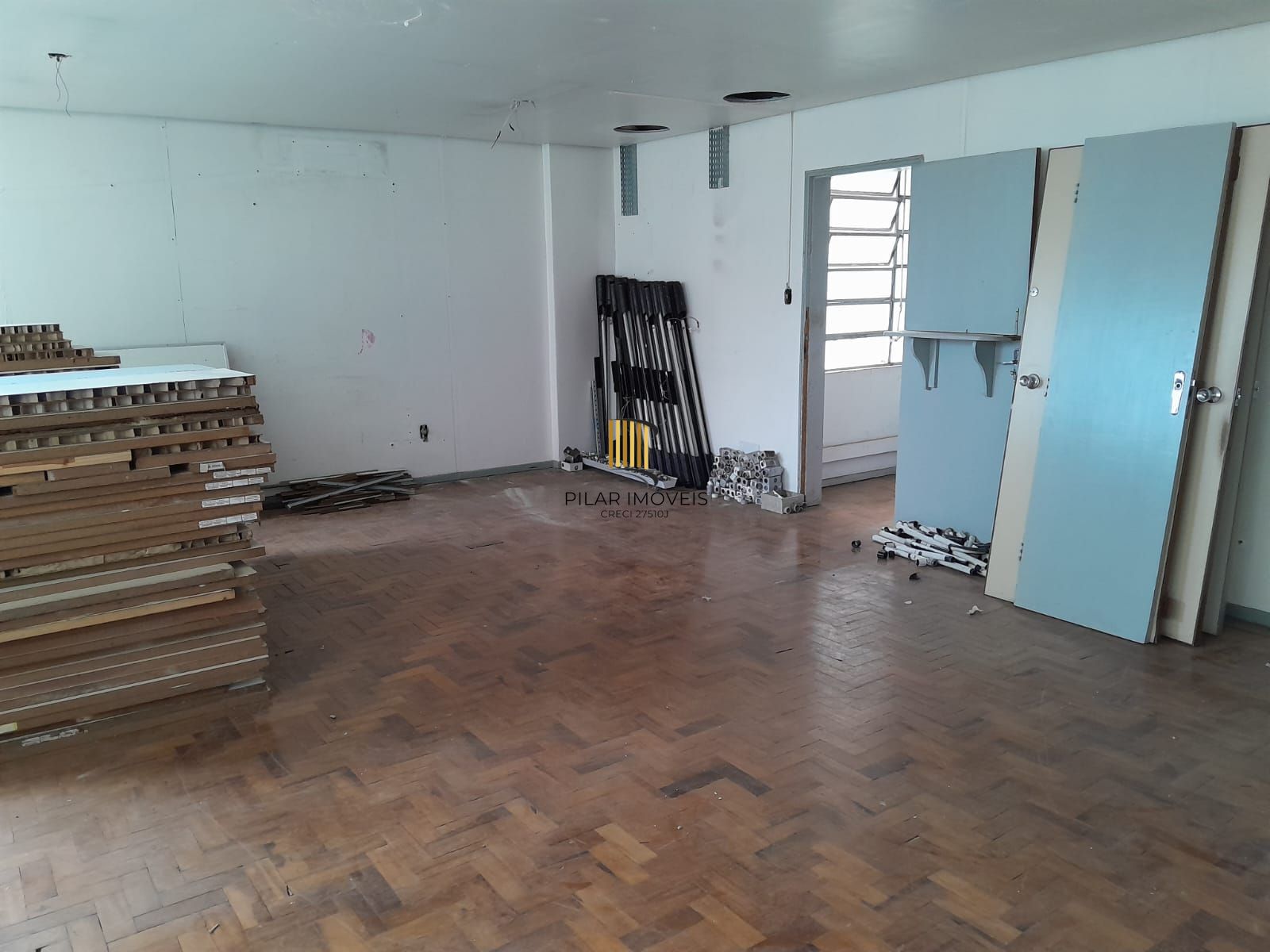 Salas com  meio andar,para empresas ou órgãos públicos com 262,41m2 ,Centro