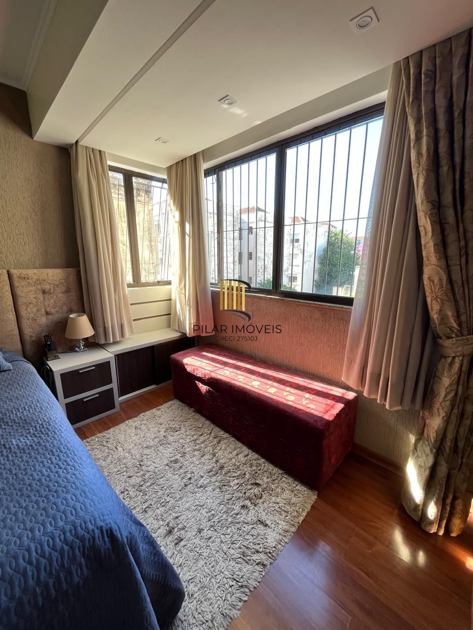 Excelente apartamento, BOX duplo, Cidade Baixa, 3D, 1 suite, semimobiliado, sala de jantar e 2 salas de estar, lareira e churrasqueira. 2 banheiros.