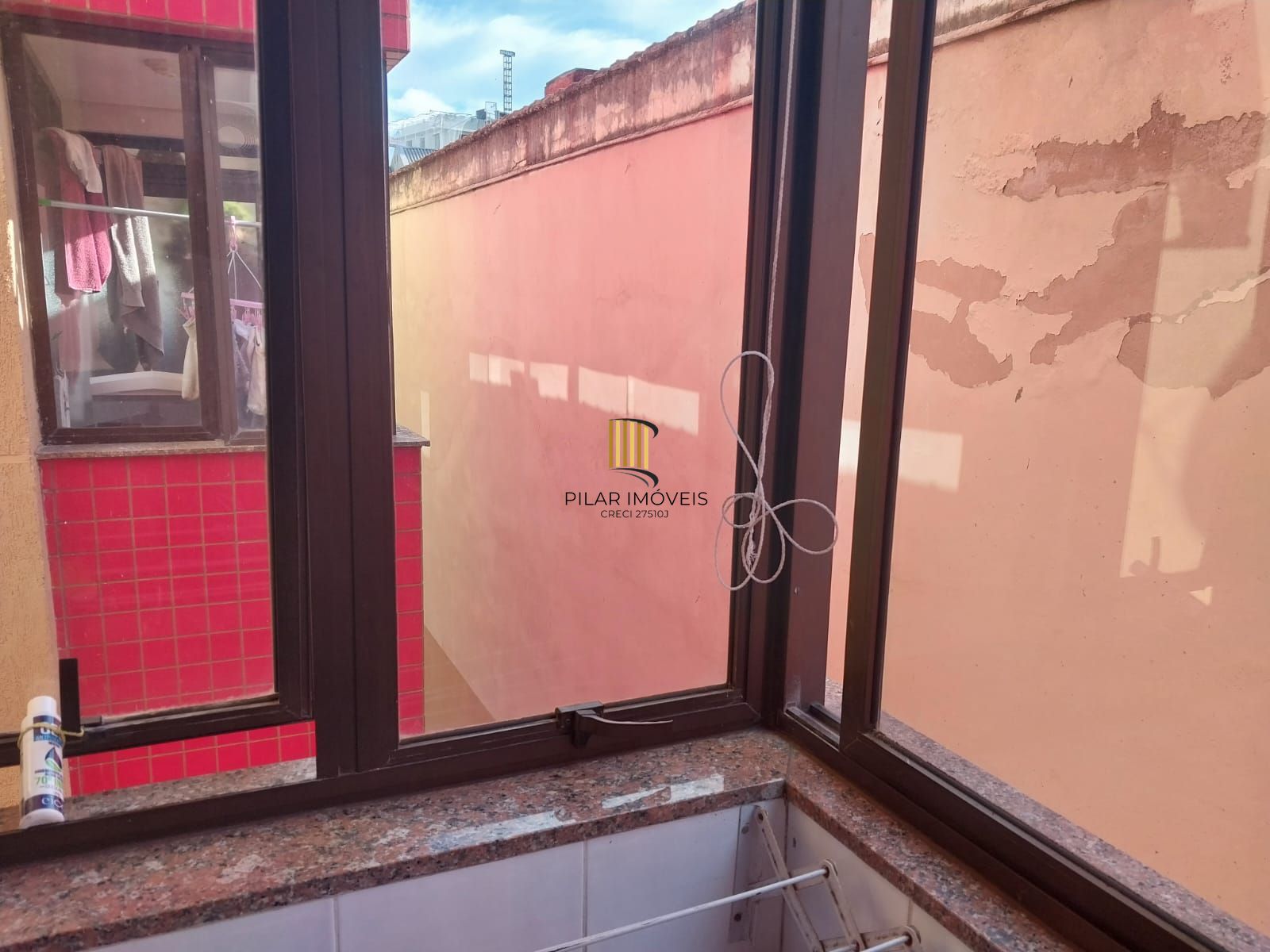 Excelente apartamento, BOX duplo, Cidade Baixa, 3D, 1 suite, semimobiliado, sala de jantar e 2 salas de estar, lareira e churrasqueira. 2 banheiros.