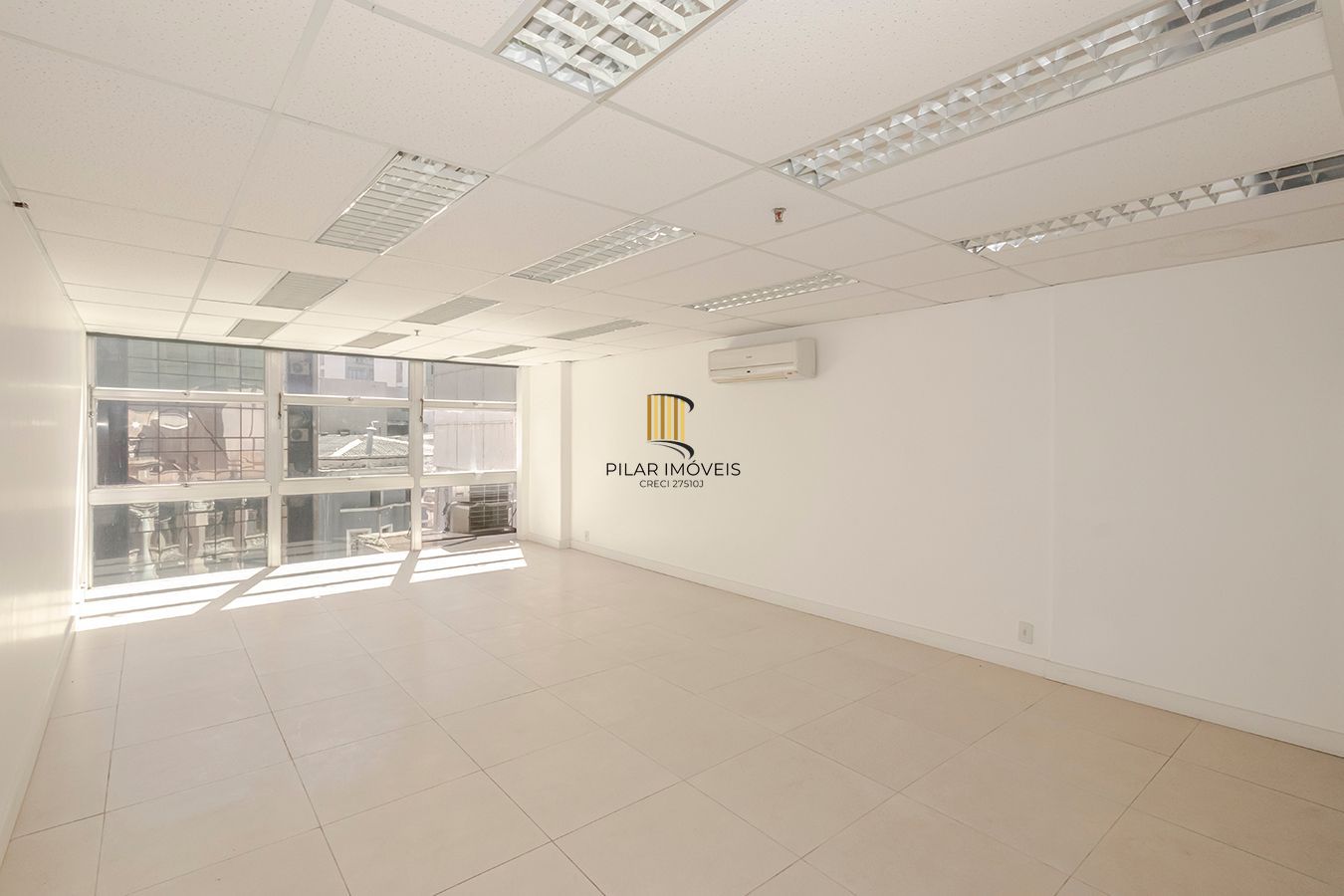 Conjunto Comercial, meio andar inteiro com várias salas e salão!