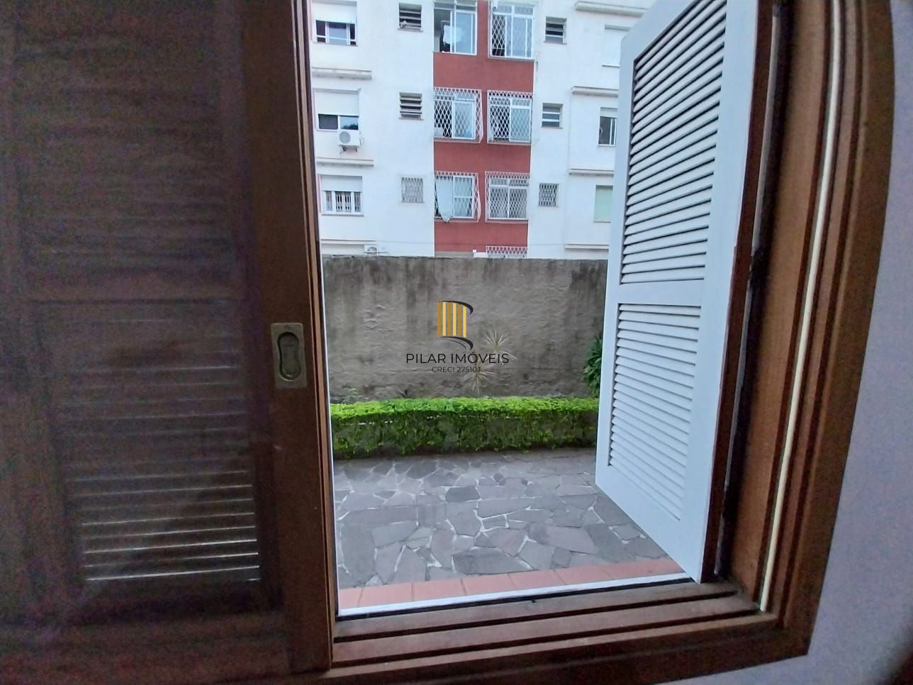Apartamento térreo, 2 dormitórios. 2 banheiros, demais peças, Menino Deus