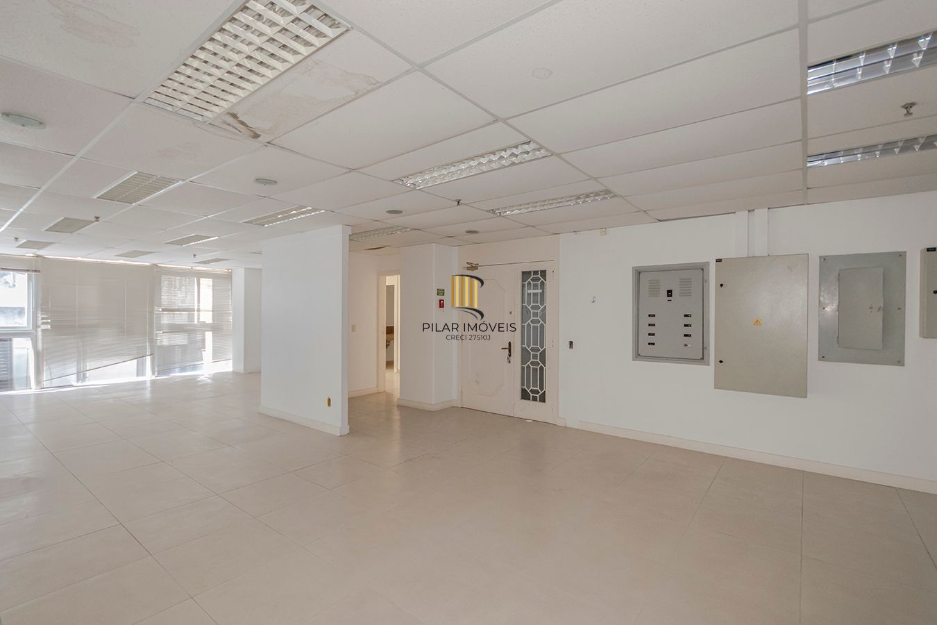 Conjunto Comercial, meio andar inteiro com várias salas e salão!
