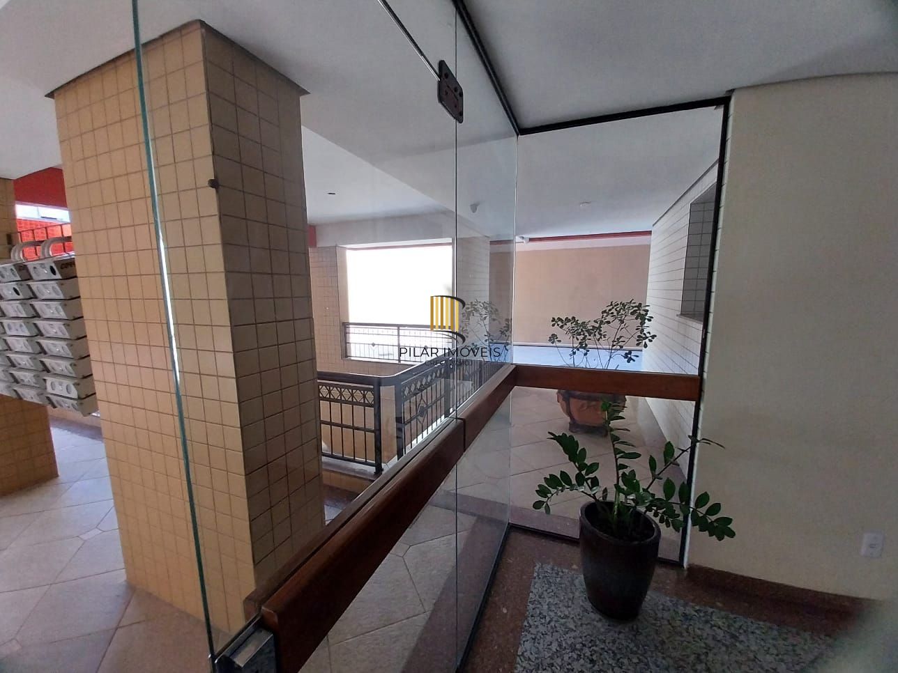 Excelente apartamento, BOX duplo, Cidade Baixa, 3D, 1 suite, semimobiliado, sala de jantar e 2 salas de estar, lareira e churrasqueira. 2 banheiros.