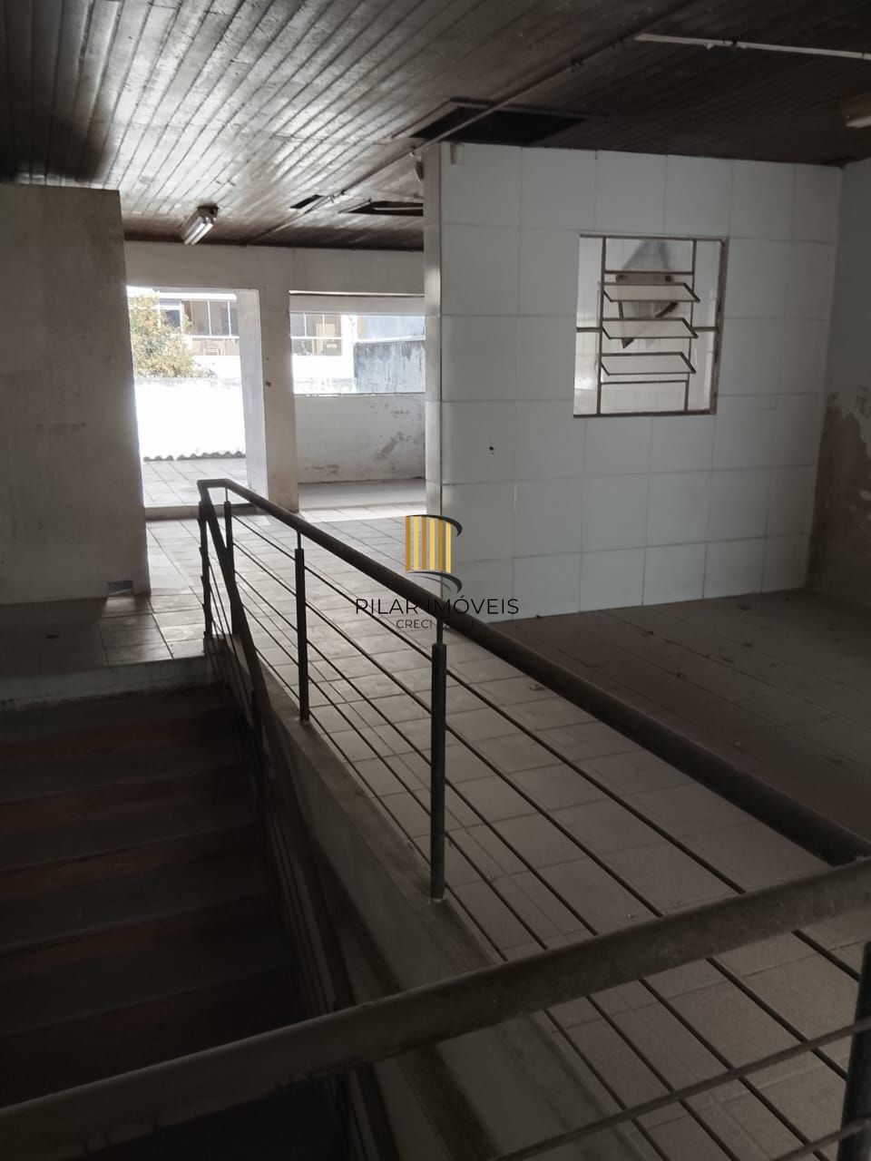 Prédio na Duque de Caxias, desocupado espaço amplo. Preço atrativo.