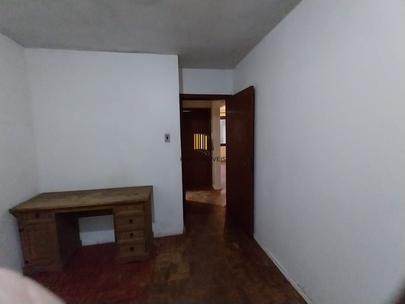 Apartamento térreo, 2 dormitórios. 2 banheiros, demais peças, Menino Deus