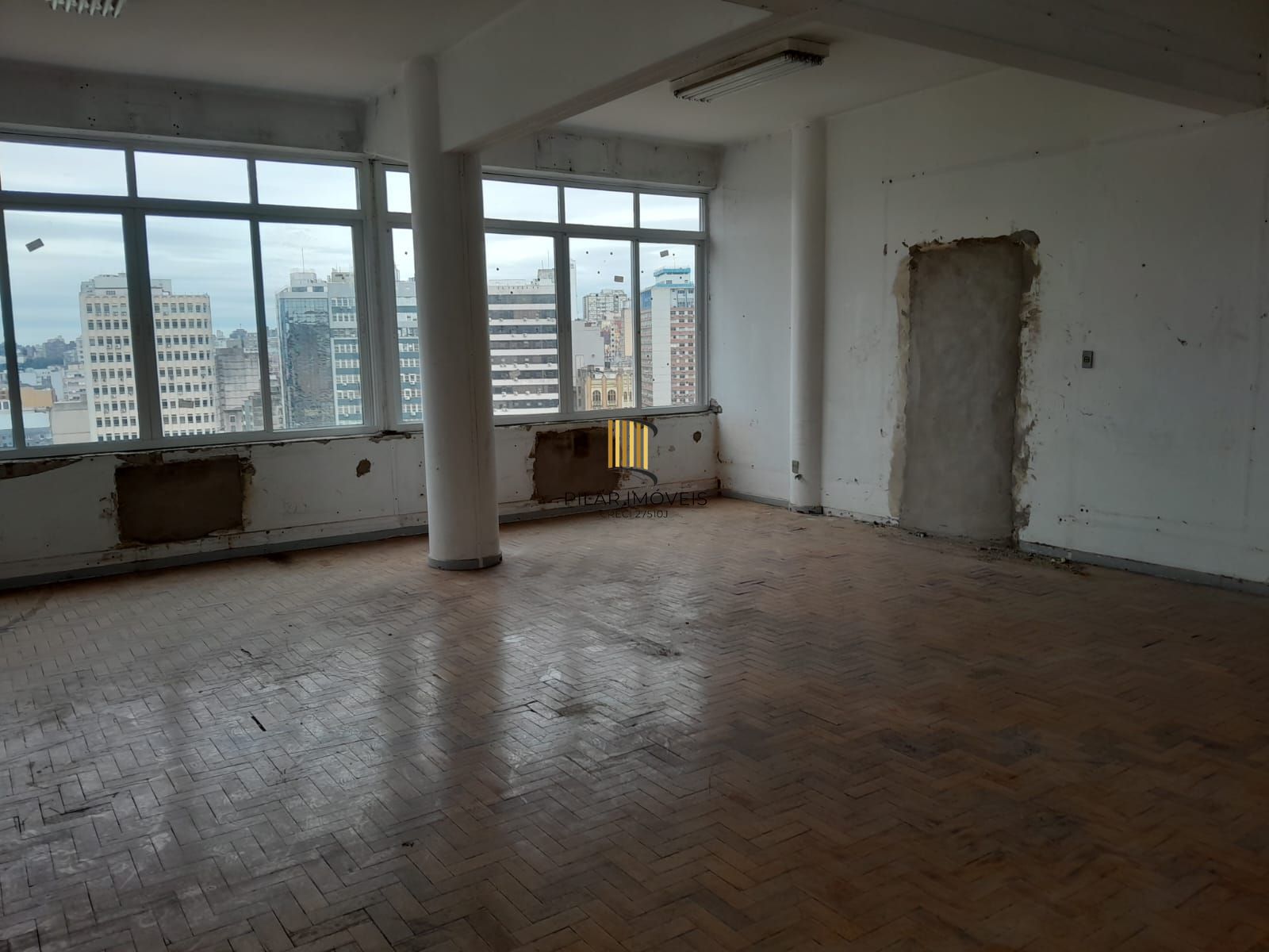 Salas com  meio andar,para empresas ou órgãos públicos com 262,41m2 ,Centro