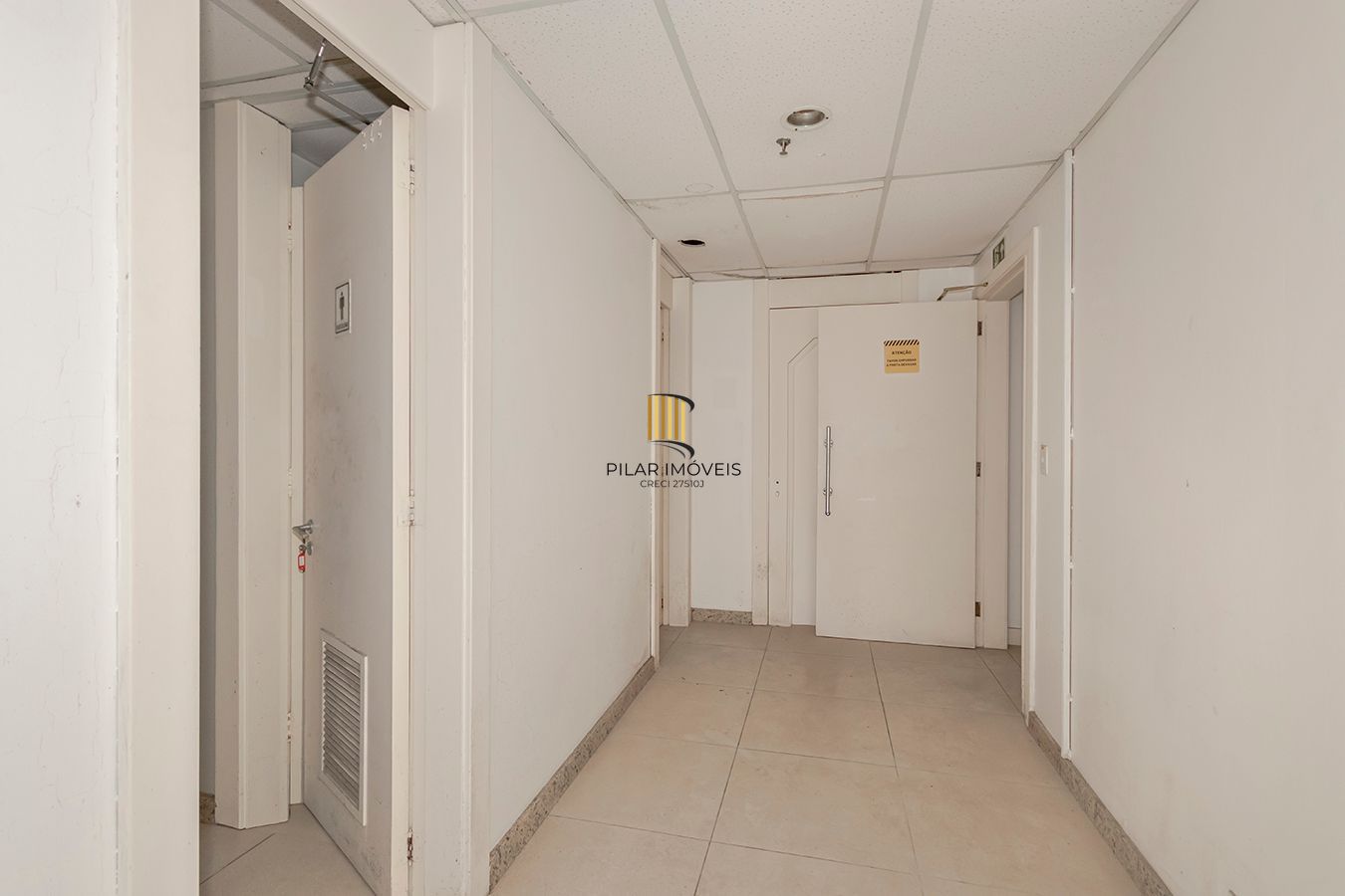Conjunto Comercial, meio andar inteiro com várias salas e salão!