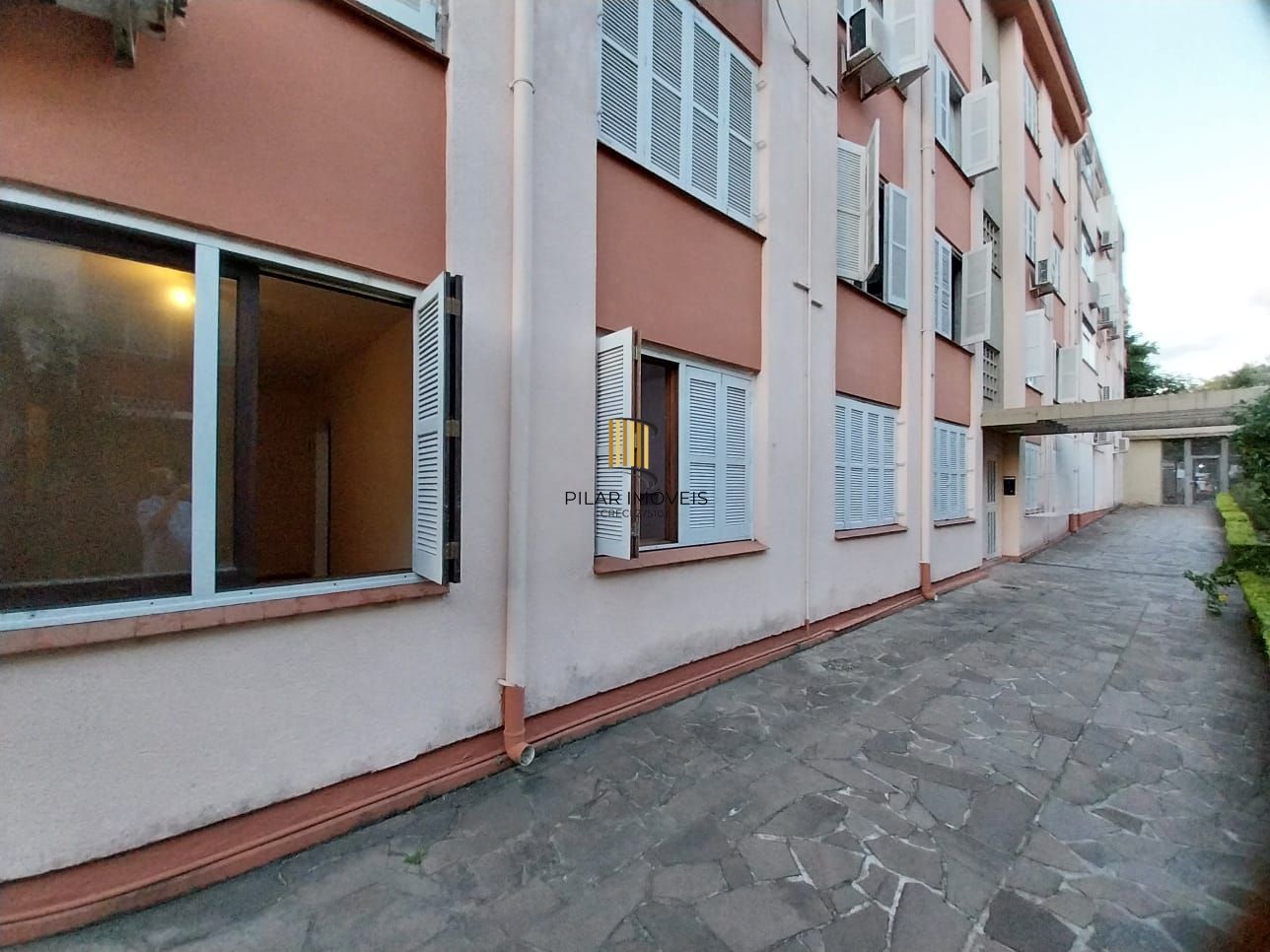 Apartamento térreo, 2 dormitórios. 2 banheiros, demais peças, Menino Deus