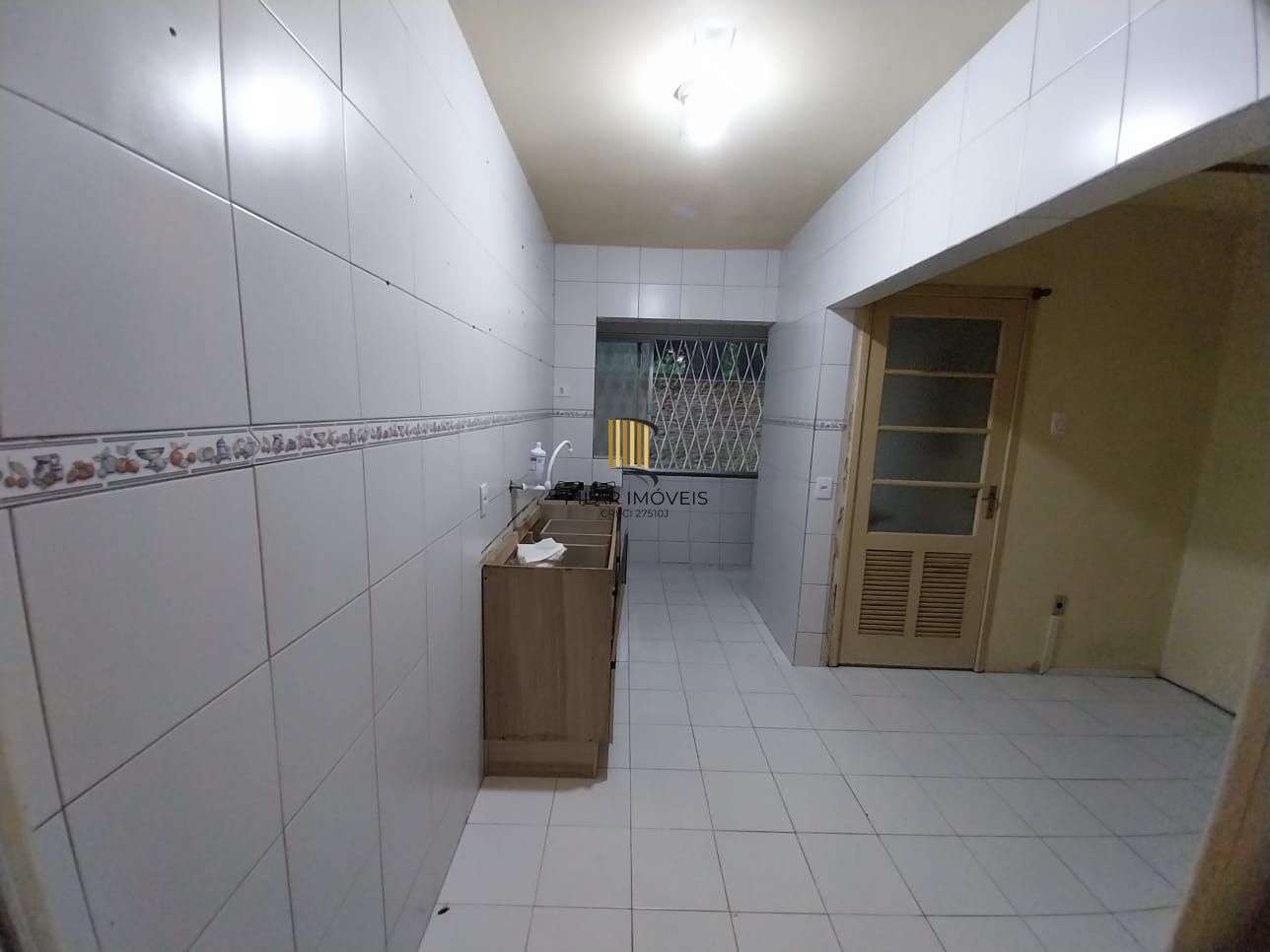 Apartamento térreo, 2 dormitórios. 2 banheiros, demais peças, Menino Deus