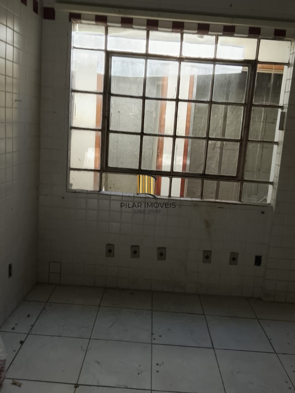 Prédio na Duque de Caxias, desocupado espaço amplo. Preço atrativo.
