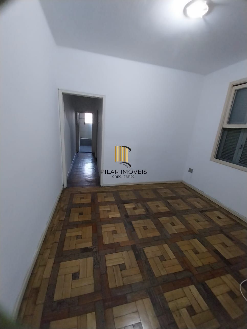 Oportunidade apartamento 2 dormitórios, com sacada em um deles e área de serviço. Centro Histórico P. Alegre.