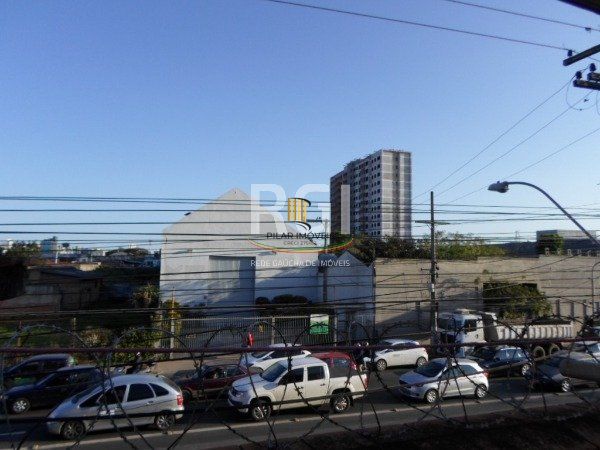 Prédio residencial e comercial, no bairro Navegantes em Porto Alegre